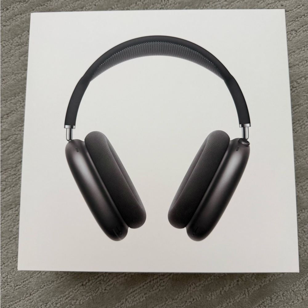 NWOT- Apple AirPods Max in Midnight / black